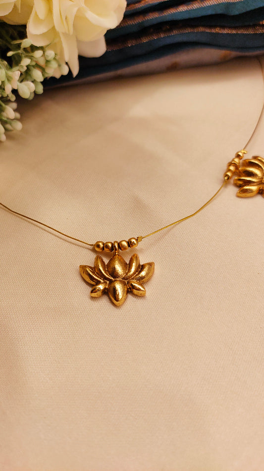 Golden Lotus Invisible Chain