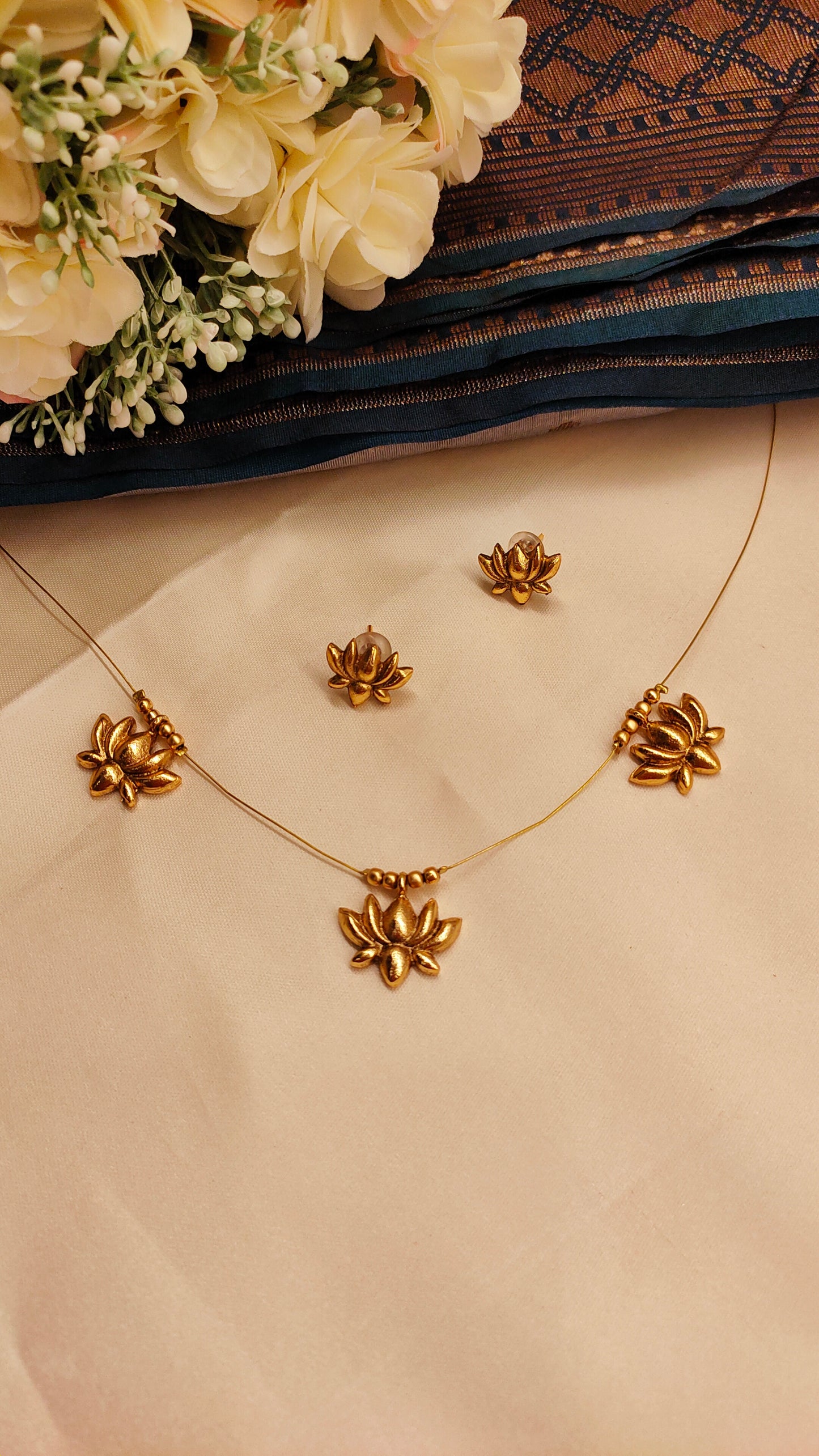 Golden Lotus Invisible Chain