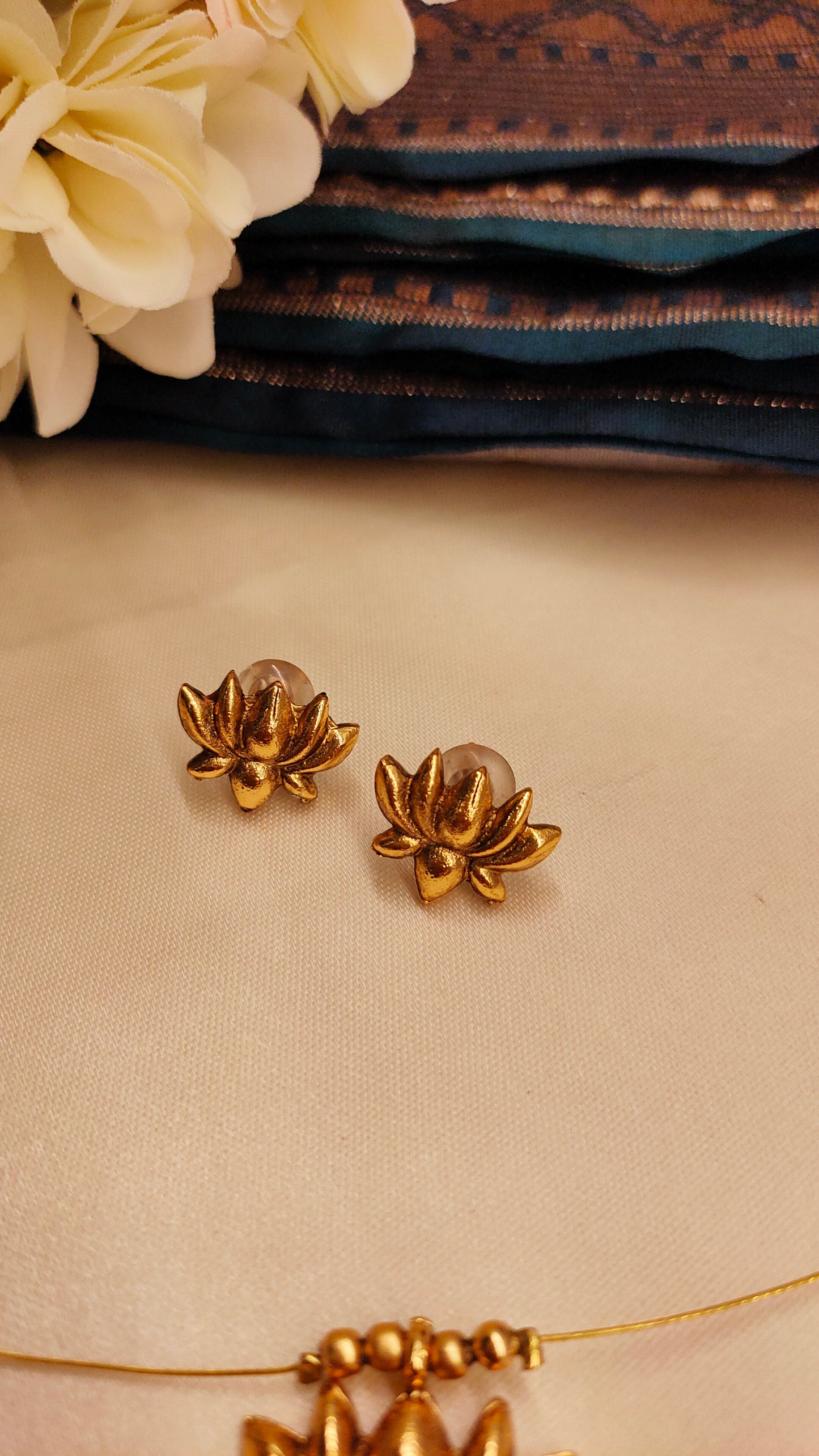 Golden Lotus Invisible Chain